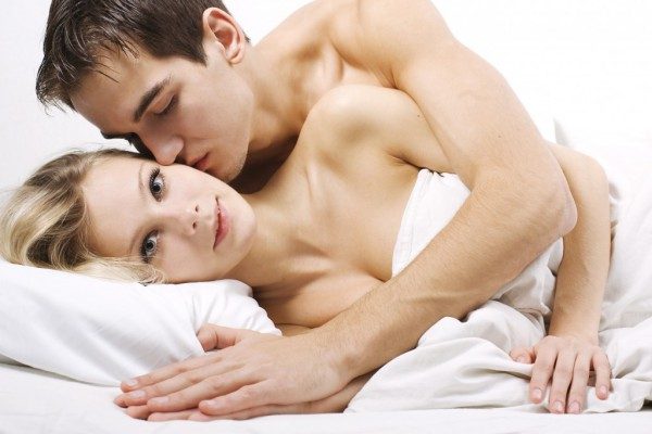 Положение тела во время сна расскажет об истинных чувствах партнера - фото