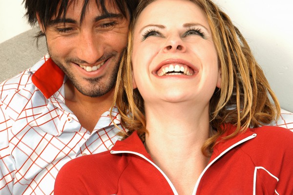 Мужчина и женщина смеются - фото