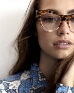 дівчина в окулярах