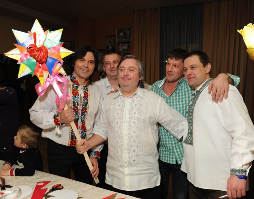 Команда мужчин во главе с Виталием Борисюком и Иваном Гавроном смастерили звезду из бумги