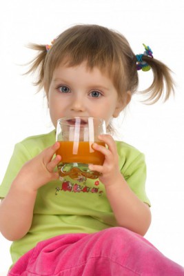 ребенок пьет сок фото