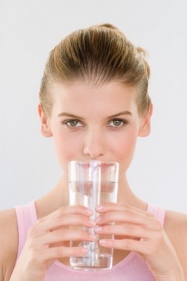 девушка пьет воду фото
