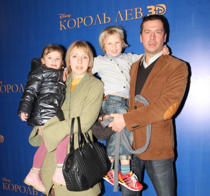 Андрей Мерзликин с женой Анной, сыном Федором и дочкой Серафимой