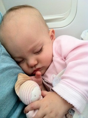 ребенок спит в самолете