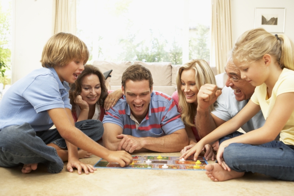 Совместные игры сплачивают семью, развивают интеллект, укрепляют связи.