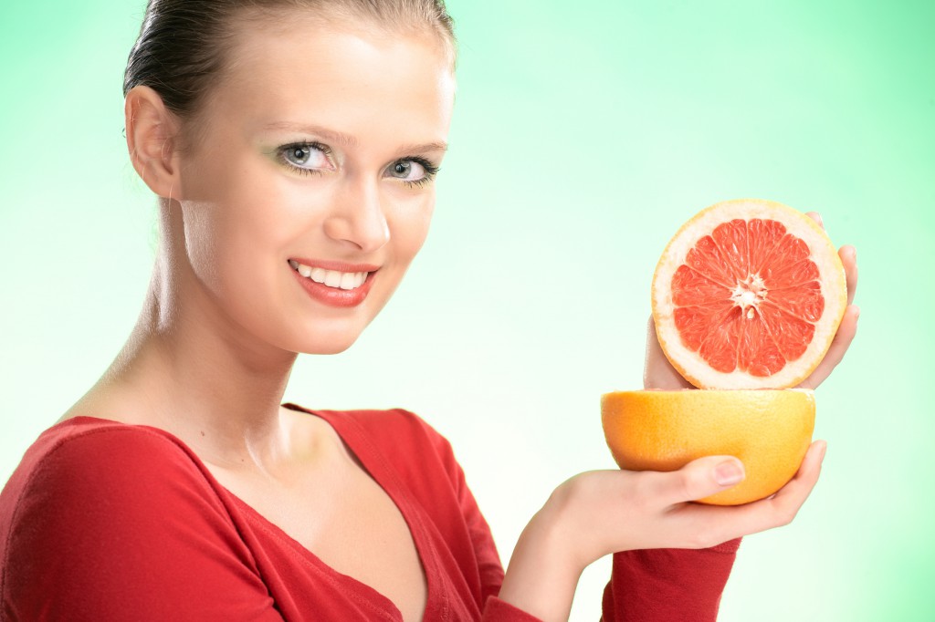 девушка с грейпфрутом фото