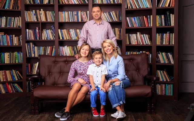 Оксана Гутцайт с семьей - фото