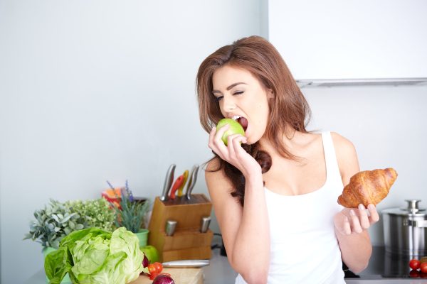Женщина ест фрукты - фото