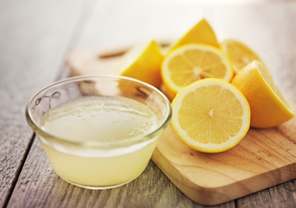 Свежевыжатый сок лимона - фото