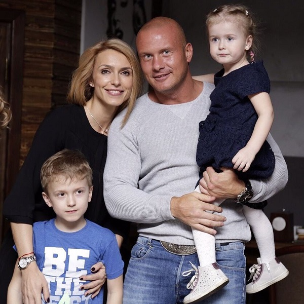 Вячеслав Узелков с семьей - фото