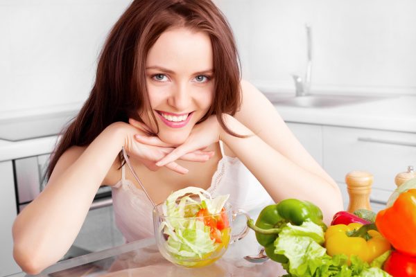 женщина ест салат - фото
