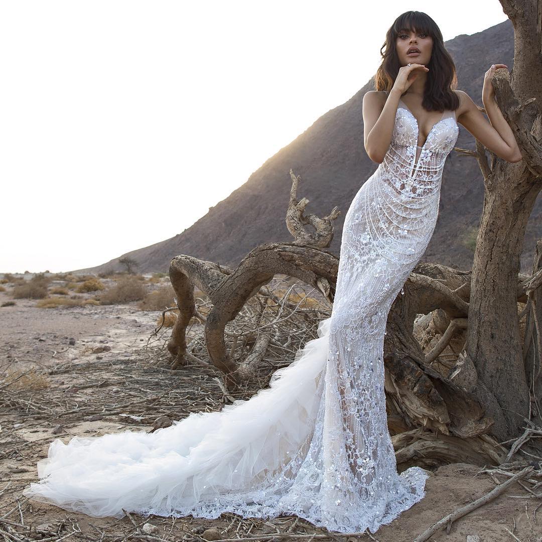 Свадебное пышное платье из натурального шёлка с кружевом и ручной выши