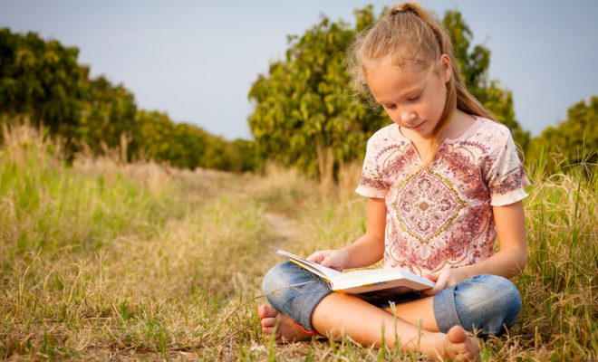 Як змусити дитину читати влітку? - фото