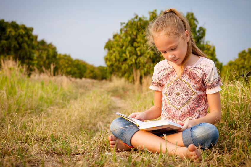 Как заставить ребенка читать летом? - фото