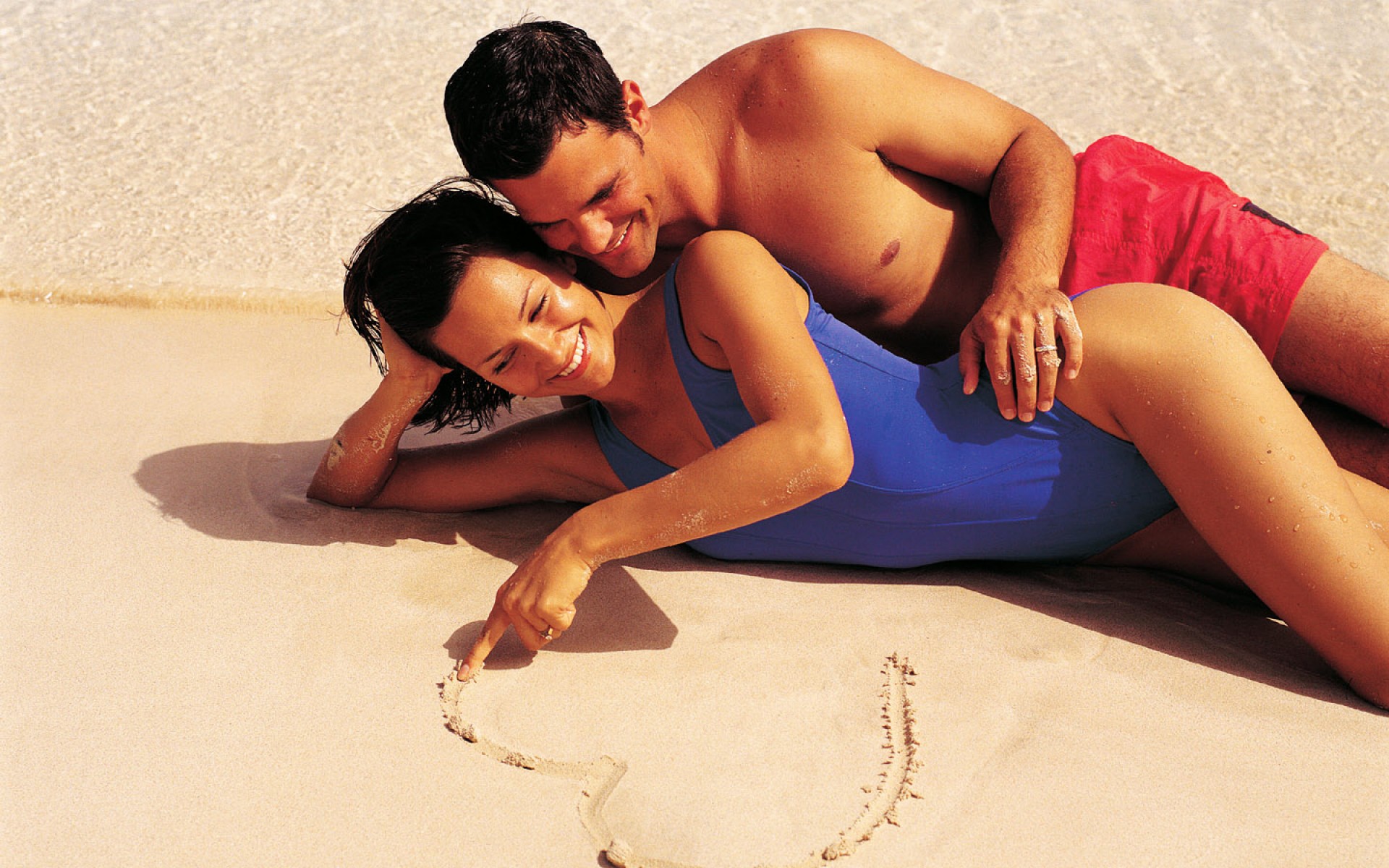 Чем занимается любимым мужчинам. Пляжные страсти. Пляж любовь. Занятие любовью на пляже. Мужчина и женщина на пляже.