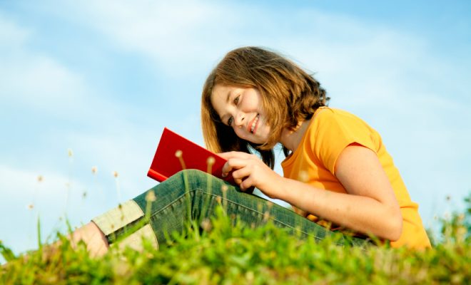 Як змусити дитину читати книжки влітку? - фото
