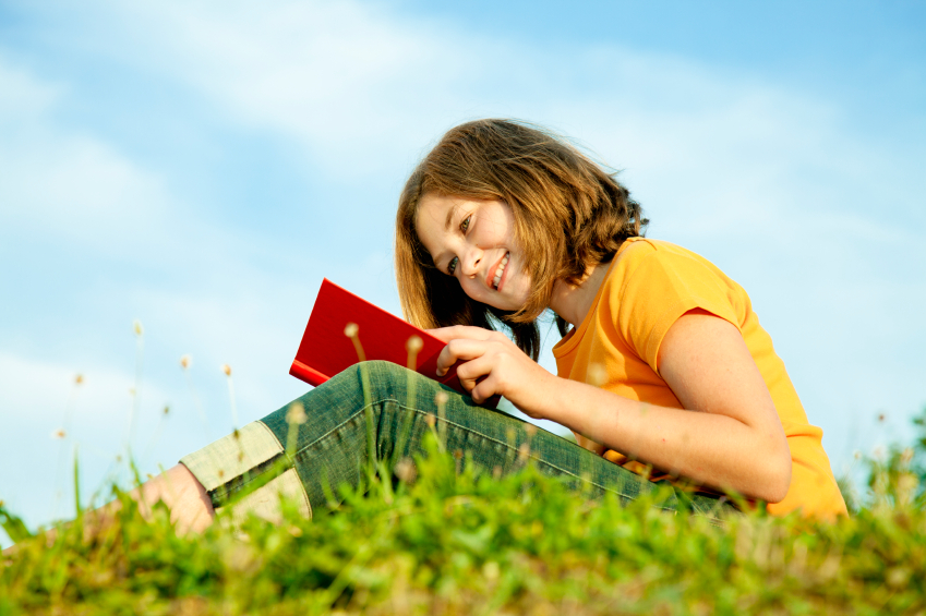 Как заставить ребенка читать книги летом? - фото