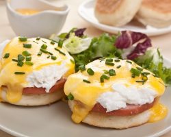 Яйца Бенедикт: оригинальная идея для завтрака
