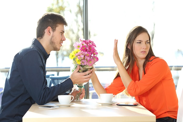 разногласия мужчины и женщины в кафе 