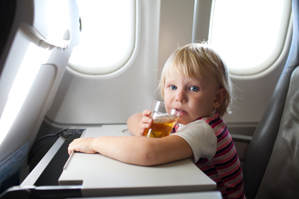 Как успокоить ребенка в самолете? - фото