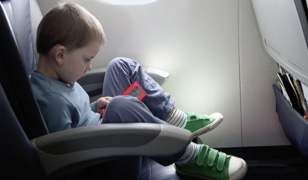 Как успокоить ребенка в самолете? - фото