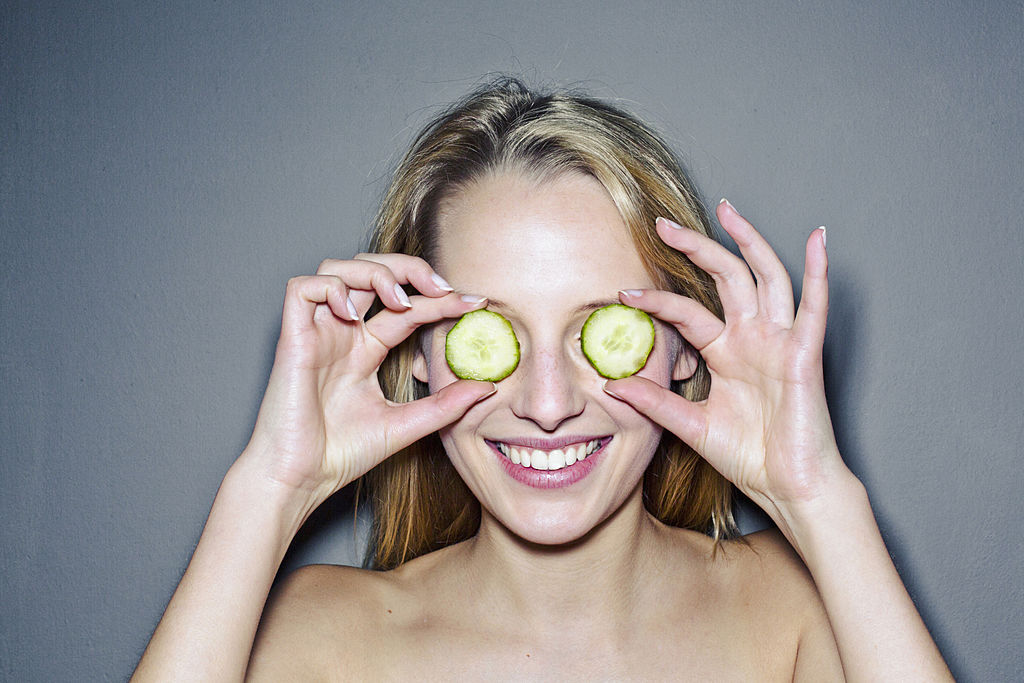 Маска с огурцом и картофелем против морщин — liza.ua Young woman with cucumber slices covering eyes -фото