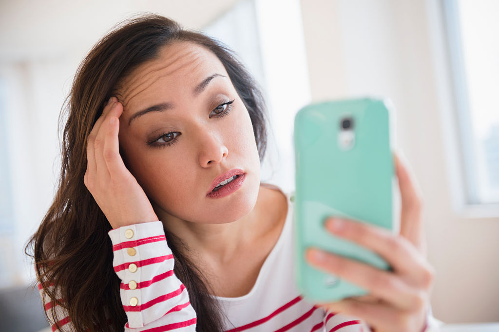 Морщины на лбу — liza.ua Stressed woman using cell phone - фото