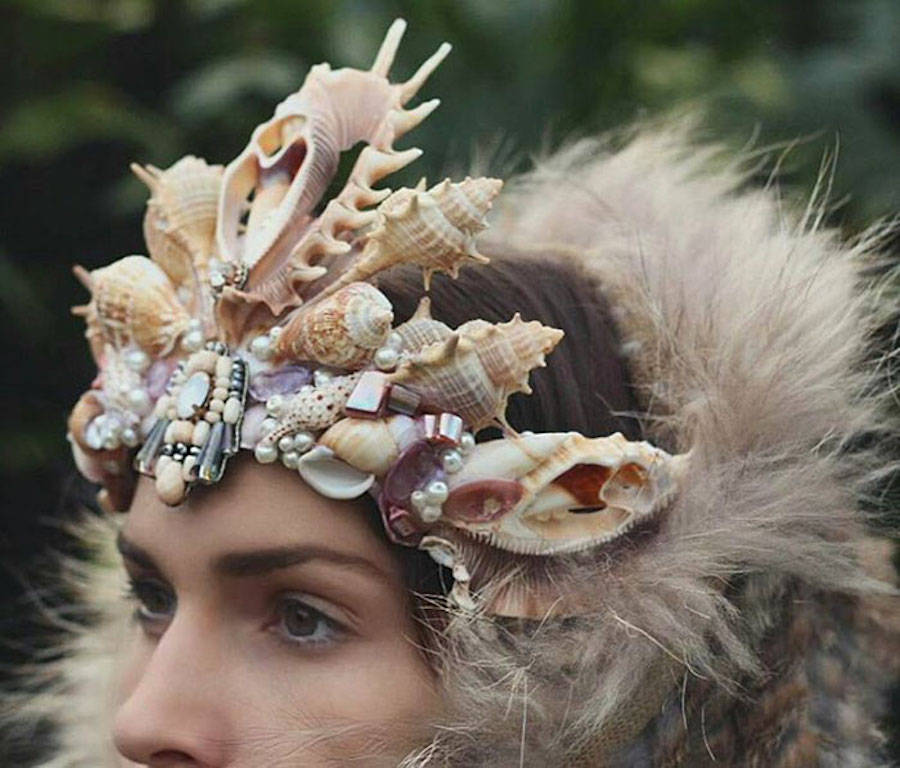 Дизайнер створює чудові русалочі корони з раковин.