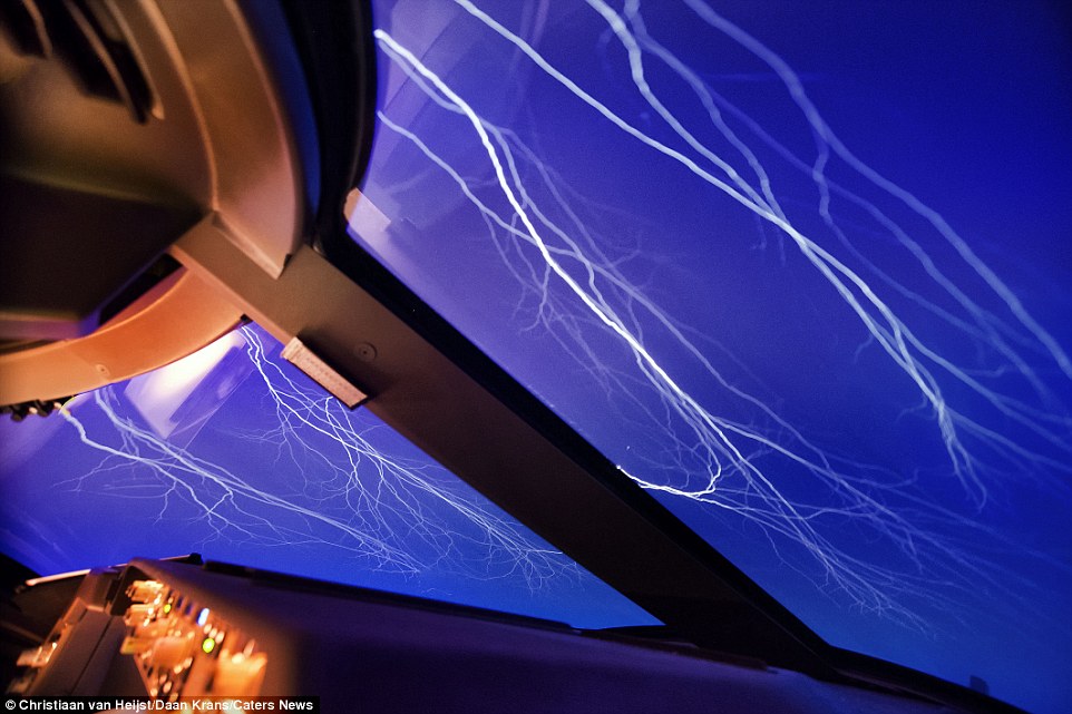 Пилот показал в фотопроекте, как выглядит мир из кабины самолета (9)