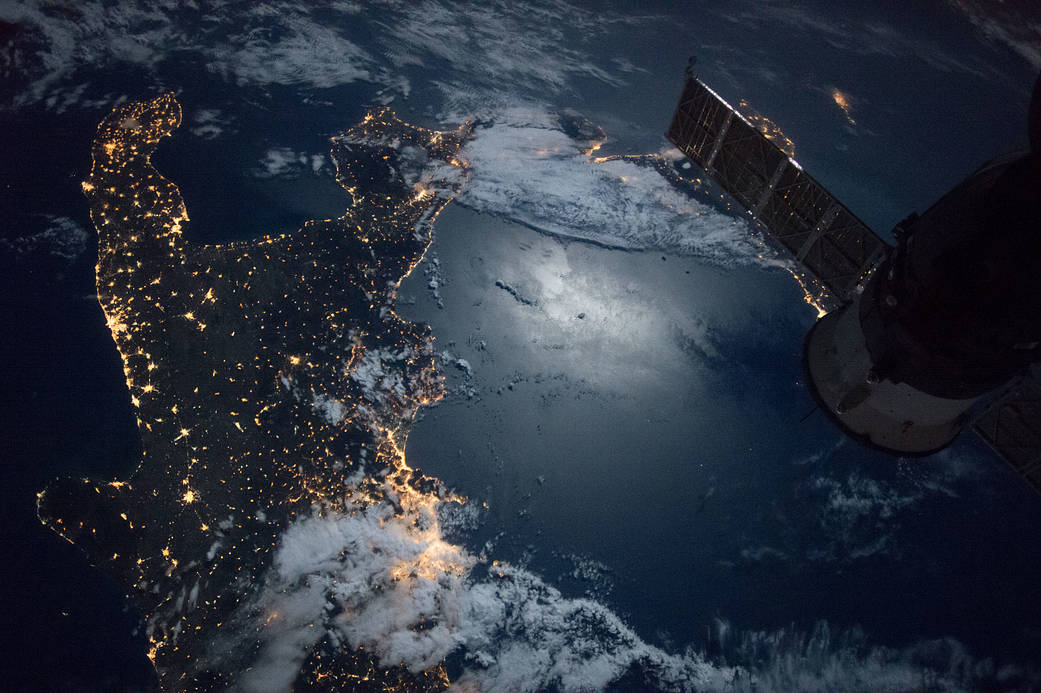 Самые красивые фото космоса за прошедший месяц по версии НАСА (2)