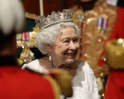 Королева Елизавета II ездит без прав и ходит на свадьбы подданных