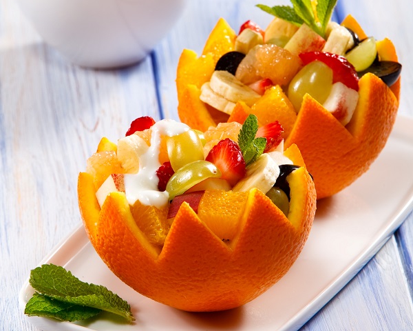 фруктовий салат у апельсиновій цедрі