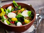 овощной салат с перепелиными яйцами