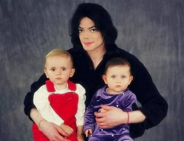 Майкл з дітьми Прінс-Майклом та Періс-Майклом