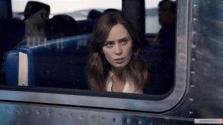 Девушка в поезде фото