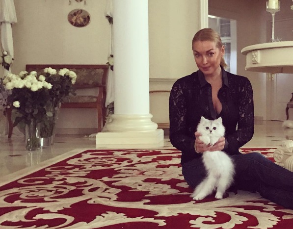 Анастасия Волочкова призналась, что любит все белое. Даже котов предпочитает этого цвета!