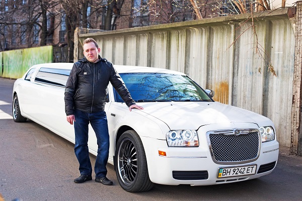 Александр и представить себе не мог, что в Киеве его будет встречать роскошный лимузин