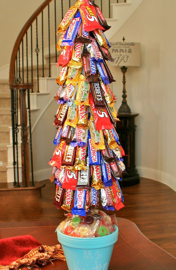 Новогодняя елка из конфет - фото