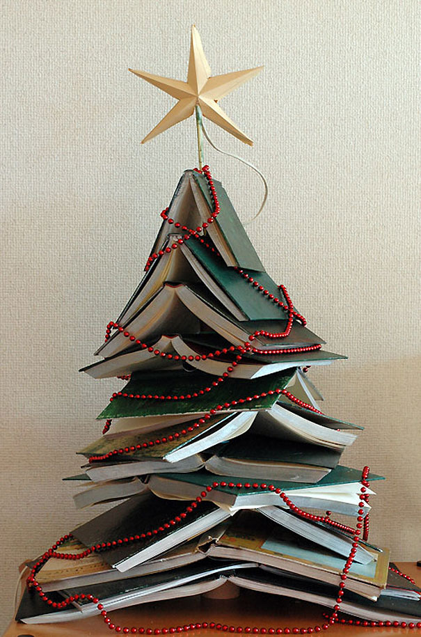 Необычная елка из книг - фото