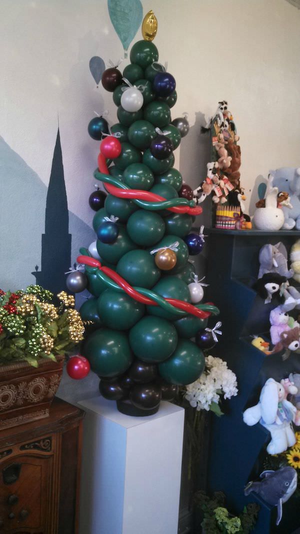 Новогодняя елка из шариков - фото