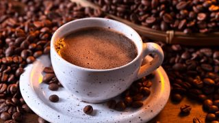 чашки кофе с кофейными зернами - фото