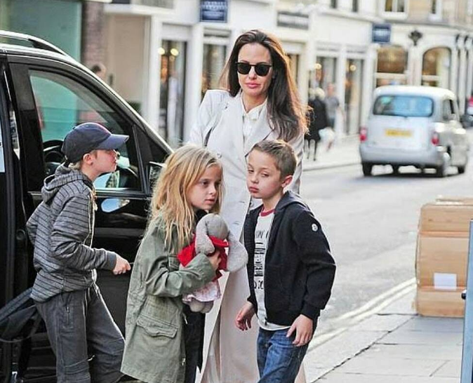 Анджеліна Джолі - та її діти