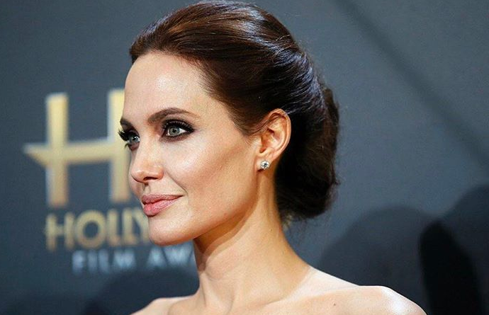 Как Анджелина Джоли отметила День матери