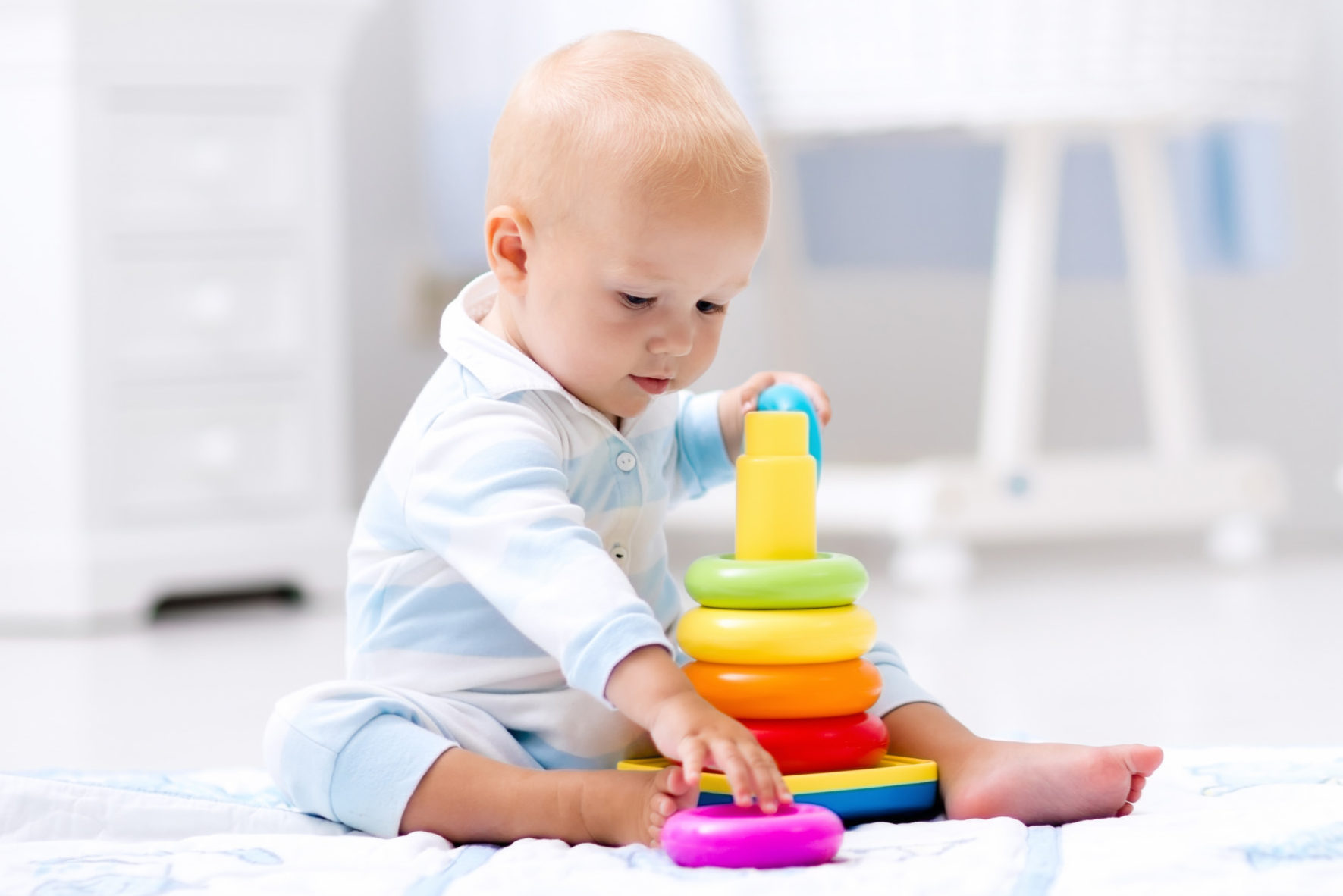 Ребенок не играет сам. Пирамидка для детей 2 года. Малыш играется. Игрушки для развития больных детей. Младенец выбирает.