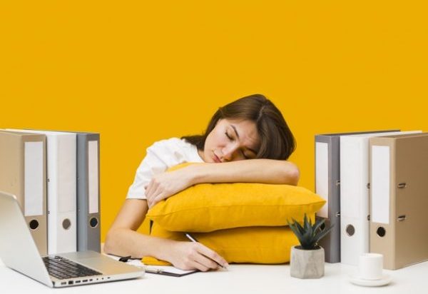 Як подолати сонливість на роботі: перевірені вправи та прийоми