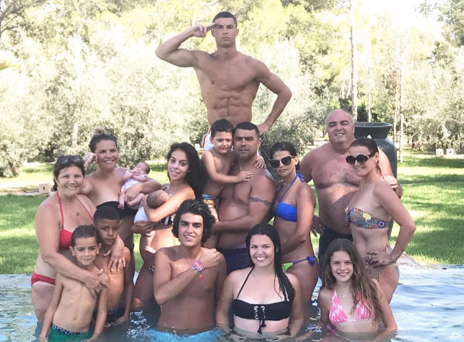 Криштиану Роналду и его семья - фото