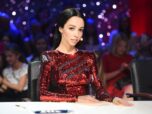 Катерина Кухар дарит цветы звездным участникам Танців з зірками