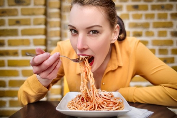 девушка ест спагетти фото