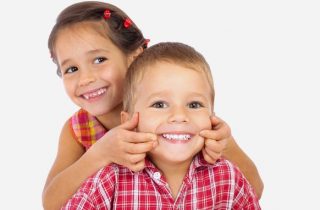 Веселый способ приучить ребенка правильно чистить зубы