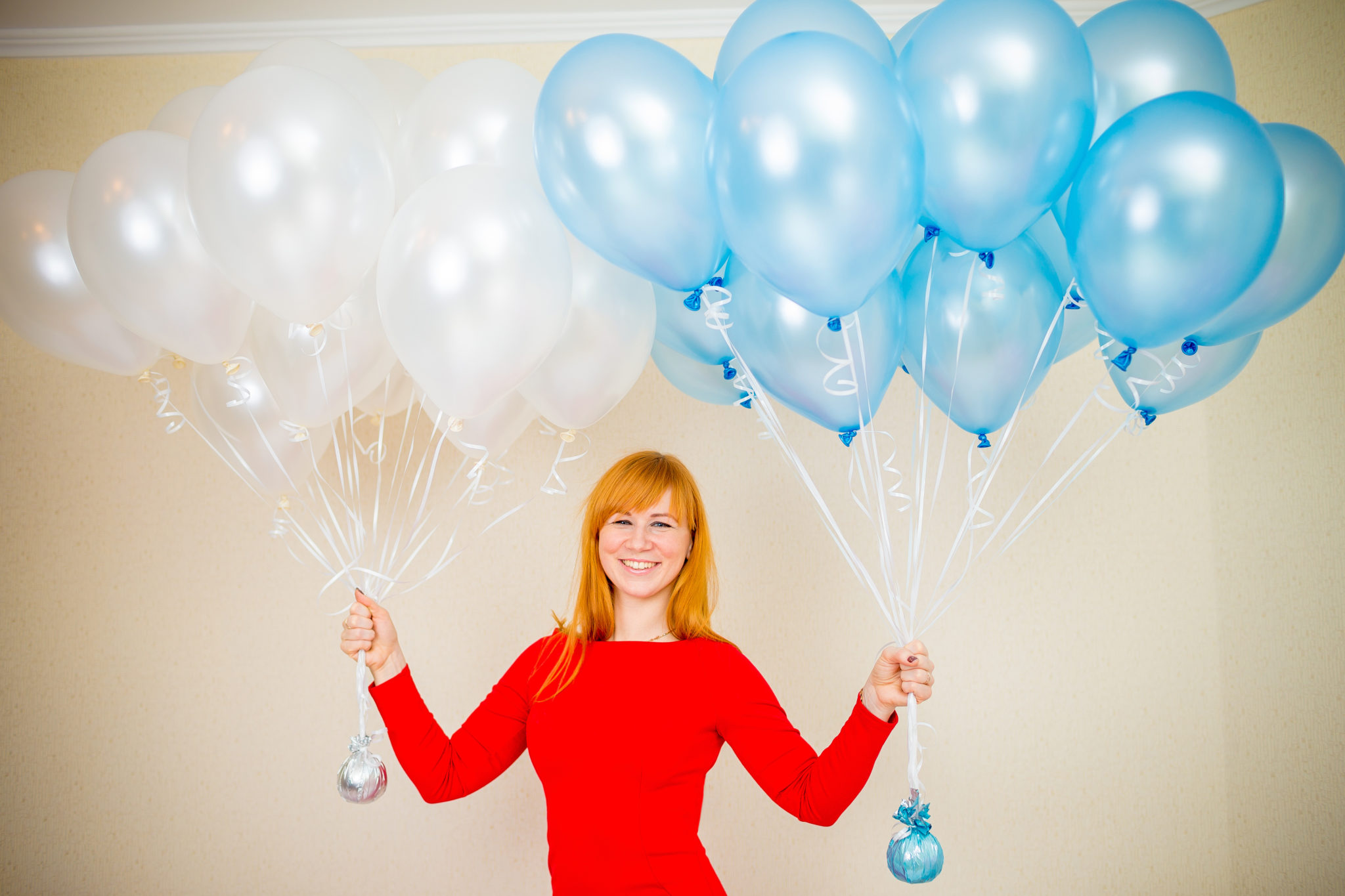 дівчина з повітряними кульками, фото